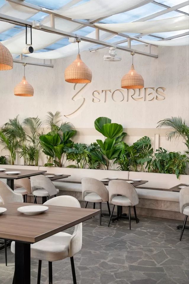 طراحی کافه باغ با تم سفید و حضور فضای سبز