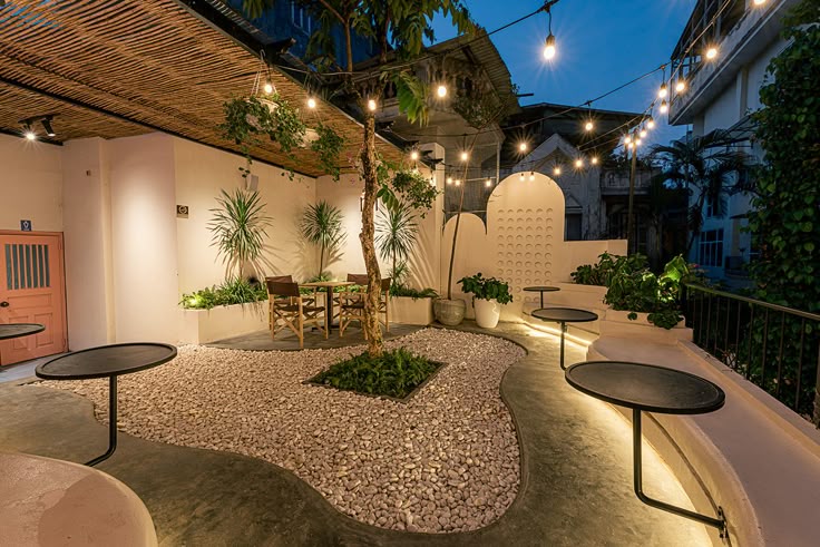 طراحی کافه باغ با طراحی منحنی و میزهای ثابت