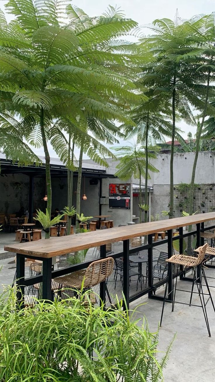 طراحی کافه باغ با میز بار خطی در محوطه